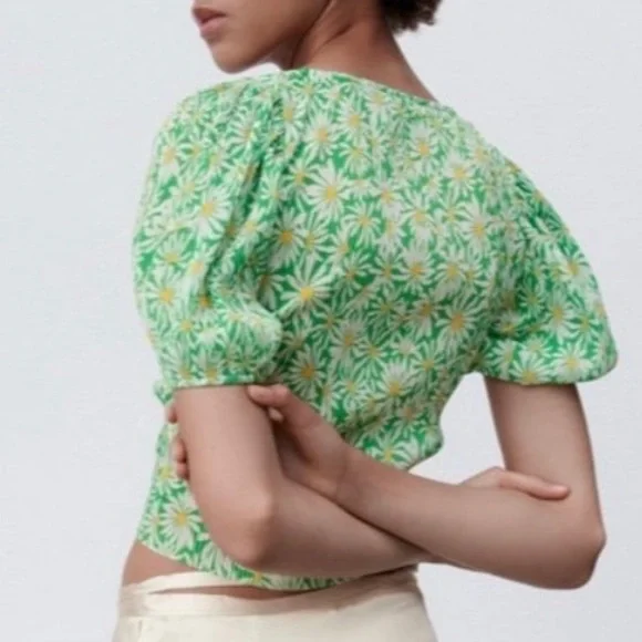 Zara green and white daisy ruched puff sleeve blouse size medium - Picture 3 of 11